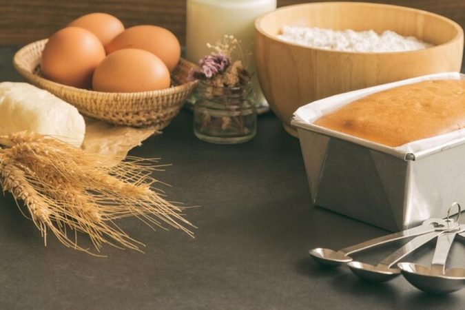 Ingrédients frais comme des œufs, du lait et de la farine pour préparer une recette crêpes facile.